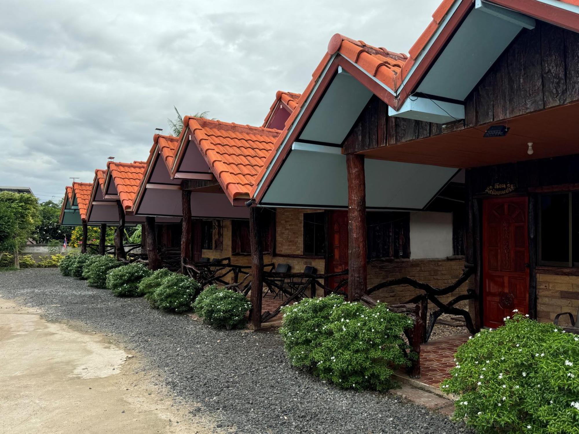 Busby Resort Ban Ta Phraya Exterior foto