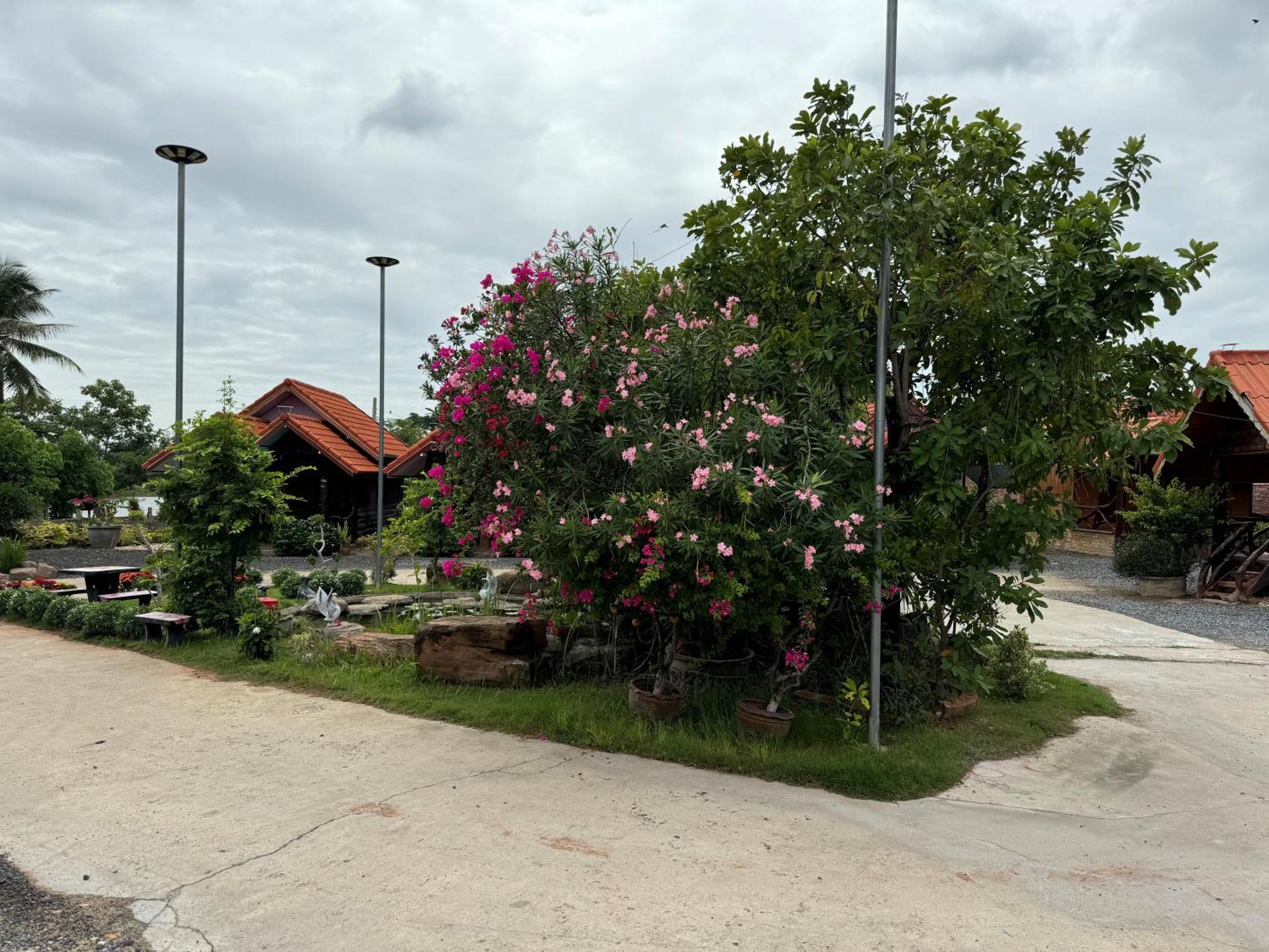 Busby Resort Ban Ta Phraya Exterior foto