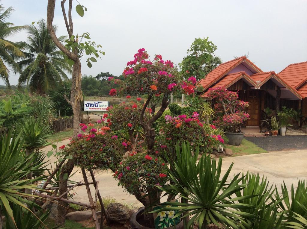 Busby Resort Ban Ta Phraya Exterior foto