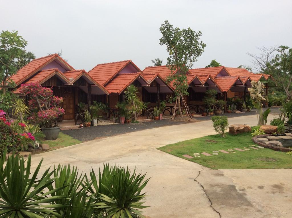 Busby Resort Ban Ta Phraya Exterior foto