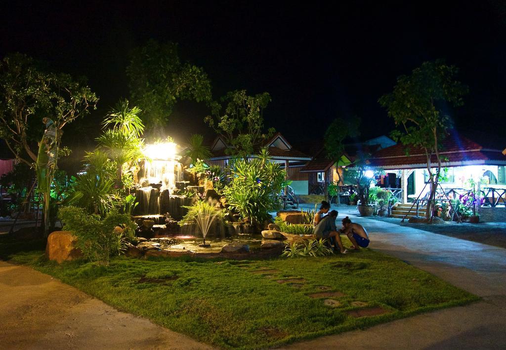 Busby Resort Ban Ta Phraya Exterior foto
